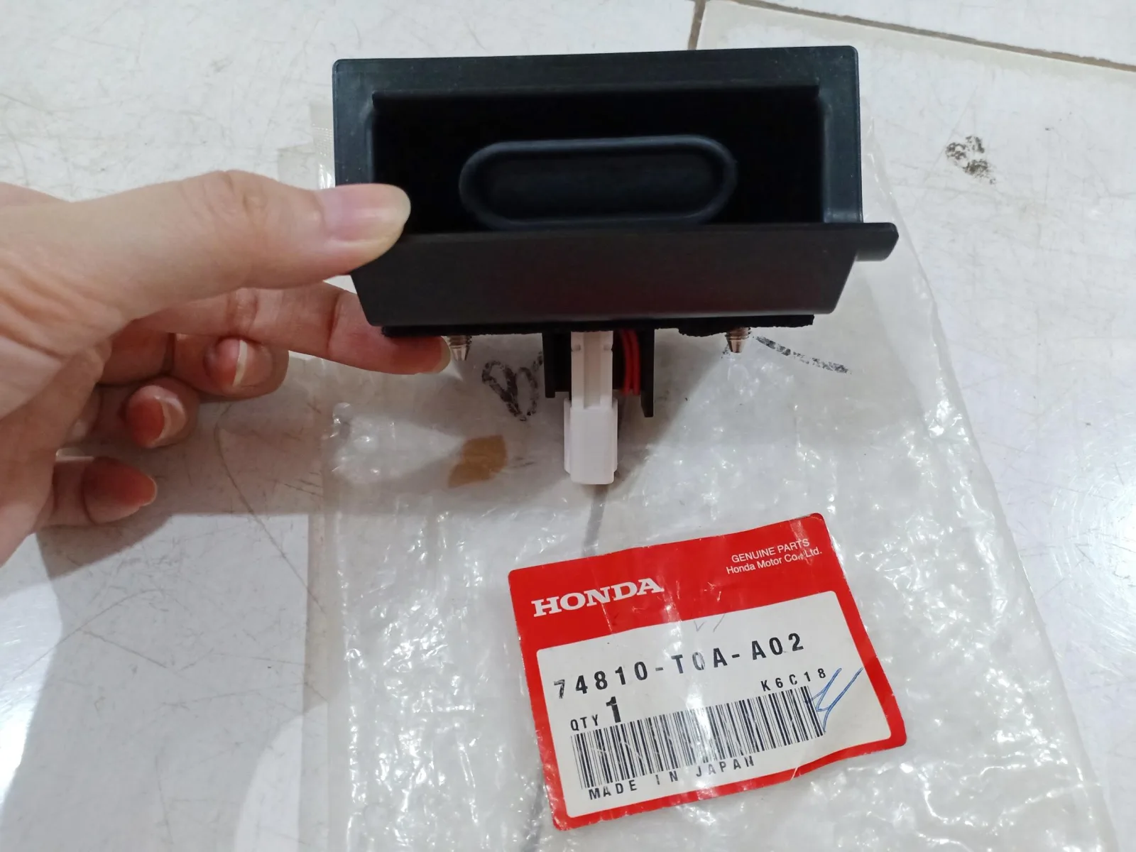 Switch Tombol Buka Pintu Bagasi Honda CRV 2013-2017 Original
