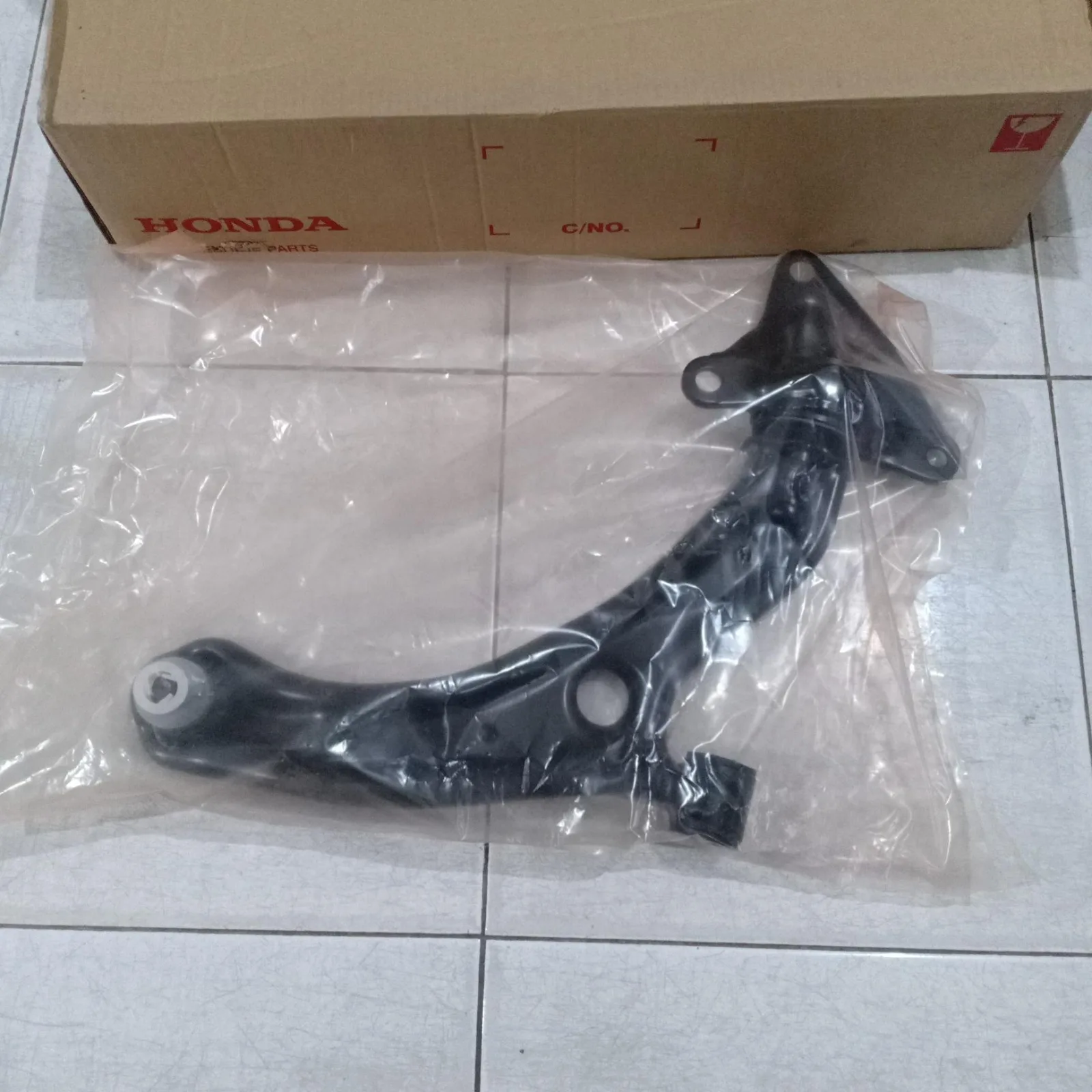 Lower Arm / Arm Bawah Depan Honda Freed ORGINAL