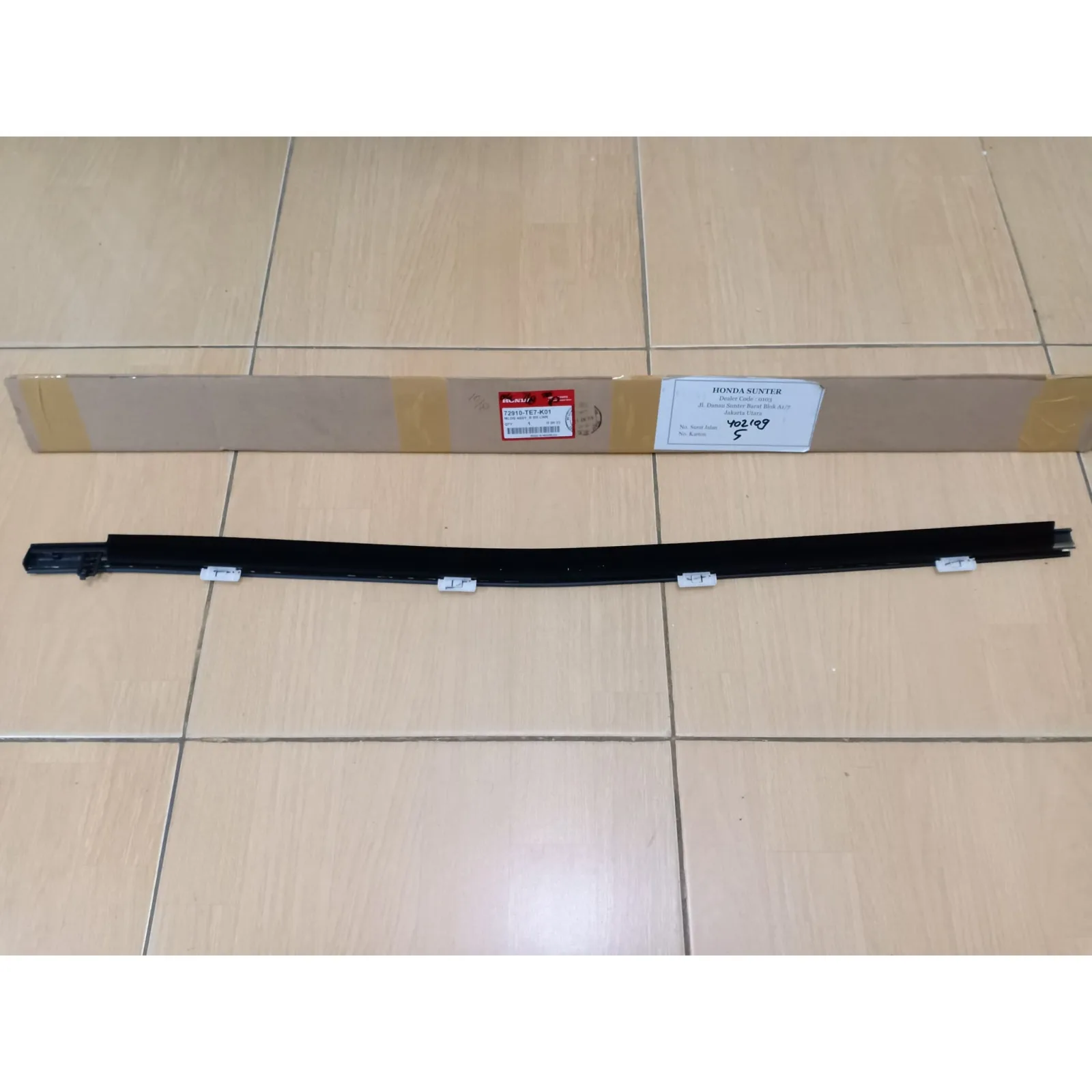 Pelipit Kaca Pintu Belakang Mobilio 2014-2023 ORIGINAL