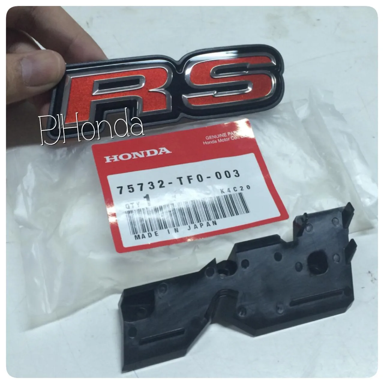 Jazz 2013 Emblem RS Grill Depan Honda Genuine!!