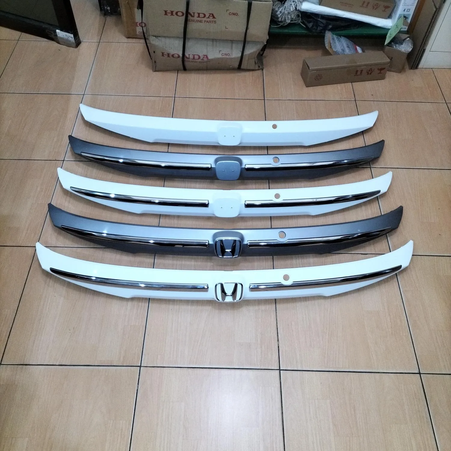 Garnish Pintu Bagasi Chrome Bagasi Mobilio LELANG ORIGINAL
